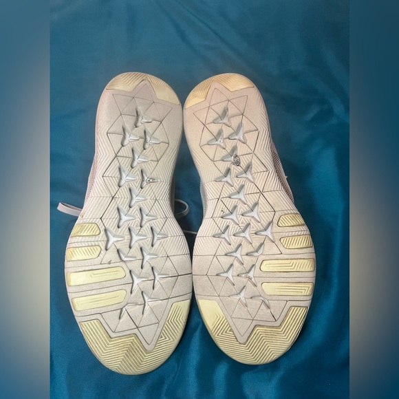 Women’s Nike size 7 - Picture 3 of 3